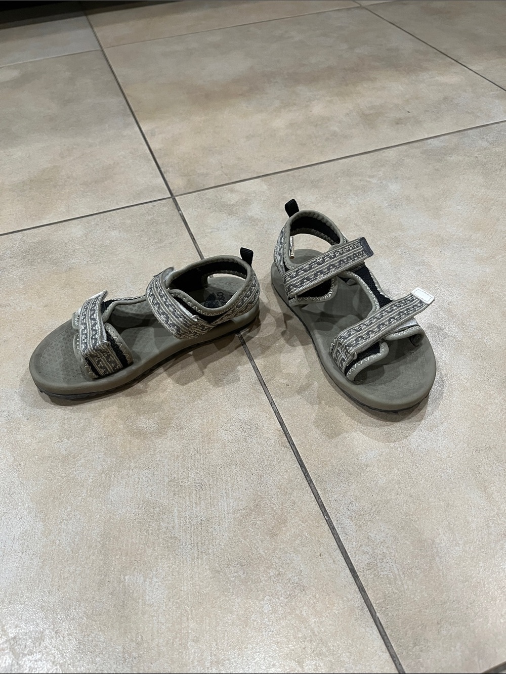Boys OshKosh B'gosh Light Gray Velcro Sandals, size 11, barely worn